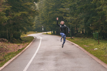 Obraz premium girl joyfully jumping