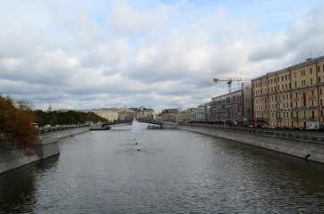 Fototapeta na wymiar view of the river and bridge