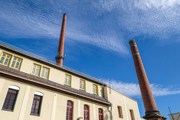 Fototapeta premium Gemauerte Schornsteine einer alten Fabrik