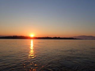 国境のメコン川の日の出