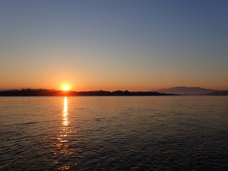 国境のメコン川の日の出