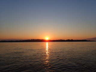 国境のメコン川の日の出