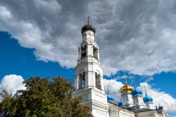 Obraz premium The Church of Resurrection in the Ashitkovo. Nizhny Novgorod architecture. 19-th century Ashitkovo, Voskresensk urban district, Moscow region