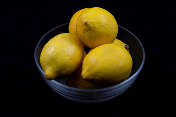 Limones amarillos sobre fondo negro.