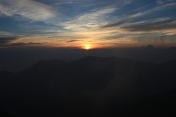 山の日の出