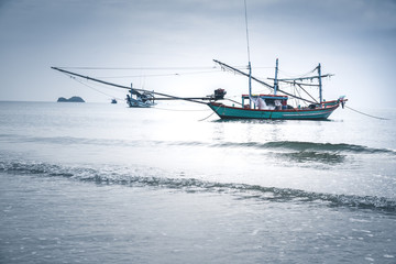 Obraz premium Fishing boat on Sairee Beach in the morning, Sairee beach, Chumphon, Thailand.