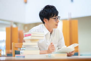 図書館で勉強をする男性