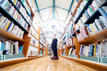図書館にいる人物　男性