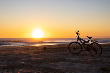 Fototapeta na wymiar With the bicycle to the ocean
