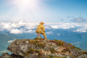 Obraz premium Man on top mountain looking into the distance