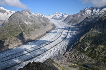 Le Glacier d'Aletsch dominé par le Jungfrau (alt 4158 m), le Mönch (alt 4107 m) et l'Eiger (alt 3970 m), vu de l'Eggishorn
