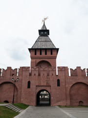 Obraz premium widok na wieżę Kremla z bramą łukową. przestrzeń miejska. obszar promenady. czerwona cegła, drewniany dach dwuspadowy, iglica