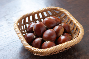 竹かごに入った栗