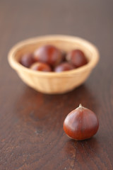 竹かごに入った栗