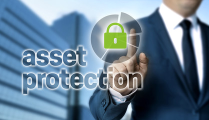 Asset Protection Konzept wird von Geschäftsmann gezeigt. - 293145336