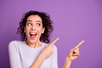 Obraz premium Photo of amazing wavy lady indicating fingers empty space advising low prices unbelievable shopping wear pullover isolated purple color background