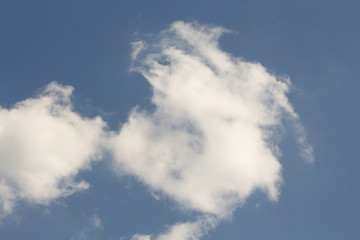 ciel bleue nuageux