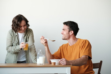 Obraz premium couple having breakfast in the morning at home
