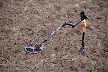 Search for artifacts with a metal detector and a shovel