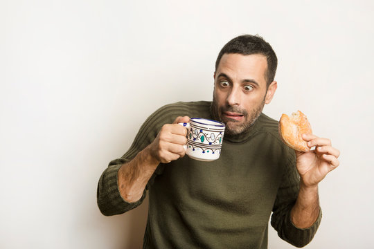 Uomo ha paura del caff&egrave; sfondo bianco