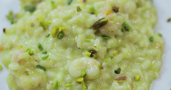 Risotto con gamberetti, zucchine e pistacchi tostati