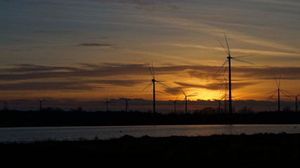 Sonnenuntergang mit Windkraftanlagen