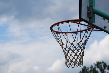 校庭のバスケットゴール