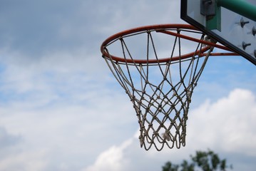 校庭のバスケットゴール