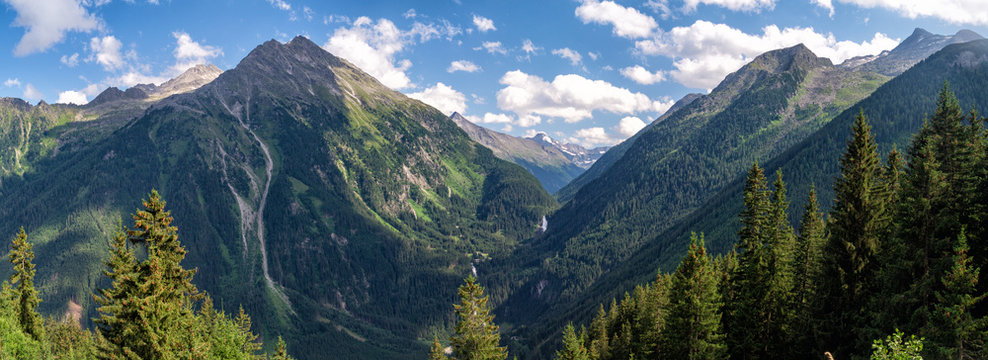 Fototapeta Sceniczna halna natura wzdłuż Gerlos Alpejskiej drogi, Austria