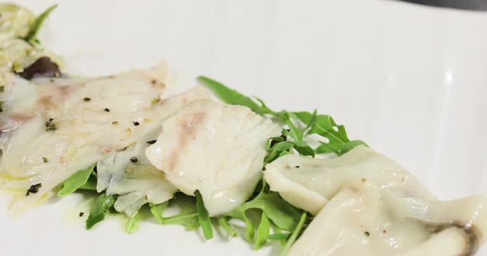 Pesce fresco in un piatto con insalata, pronta per essere servito come secondo in un ristorante