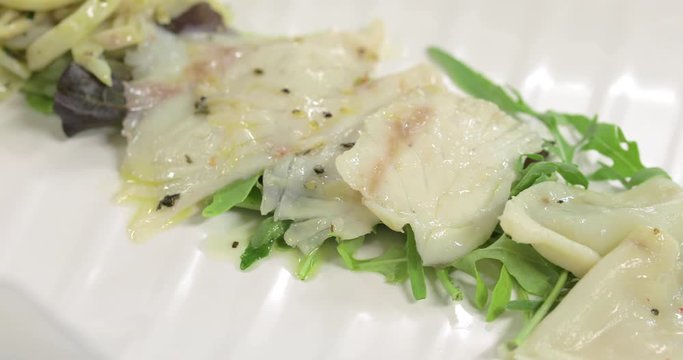 Pesce fresco in un piatto con insalata, pronta per essere servito come secondo in un ristorante