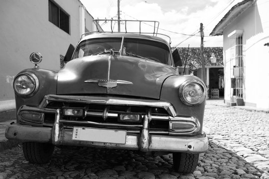 Monochromes Bild eines alten amerikanischen Auto in Kuba