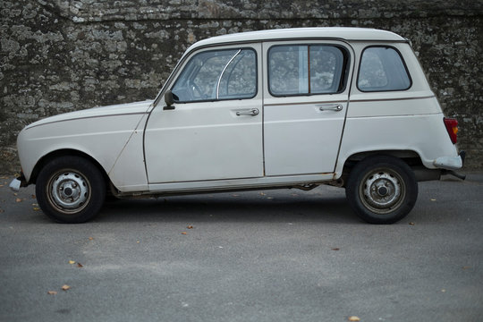 Alter franz&ouml;sischer Kleinwagen, fr&uuml;her sehr poul&auml;r 