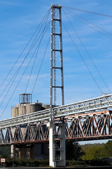 Deux structures métallique l'une derrière l'autre