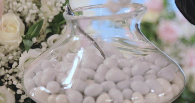 Confetti per un matrimonio nelle ciotole di vetro trasparente
