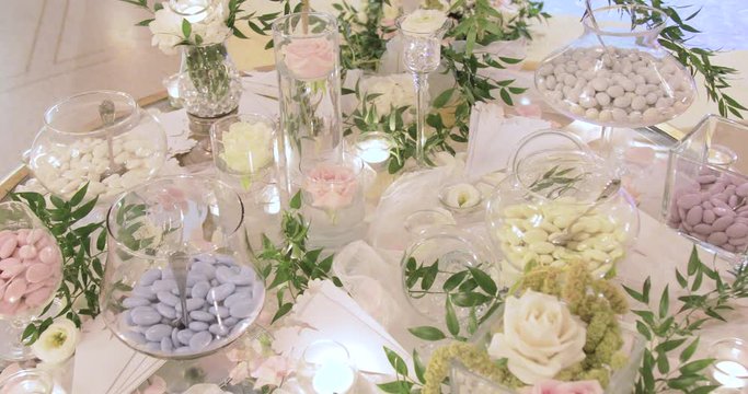 Confetti per un matrimonio nelle ciotole di vetro trasparente
