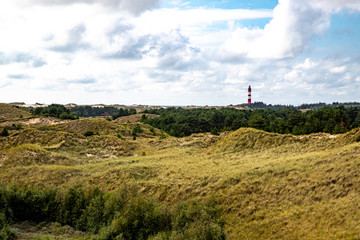 Fototapeta na wymiar Blick zum Amrumer Leuchtturm von der Aussichtsdüne bei Wittdün