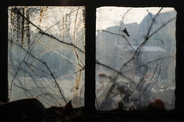Blick durch ein trübes altes Scheunenfenster