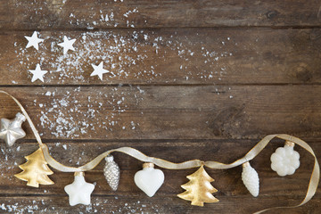 Weihnachtsdekoration und Sterne auf braunem Holzhintergrund