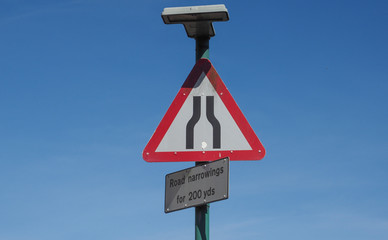 road narrows sign