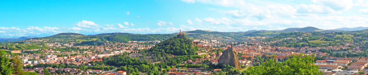Fototapeta premium Superb panoramic view of the city of Le Puy en Velay 
