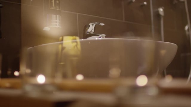 Clean sink in a upscale hotel baathroom - Sauberes Waschbecken in einem sch&ouml;nen Hotelbadezimmer