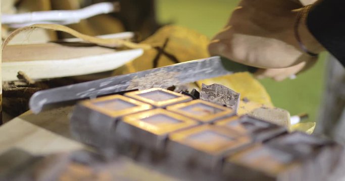 Cioccolata fondente a pezzi con un coltello