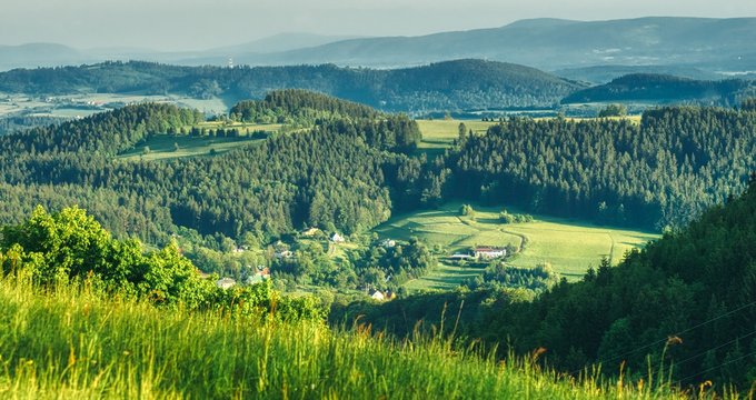 krajobraz niskich g&oacute;r, widok ze szlaku na Wielką Sowę na otaczające doliny i lasy