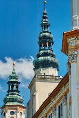 dwie barokowe wieże i ozdobny gzyms opactwa w Henrykowie © Jarek Witkowski