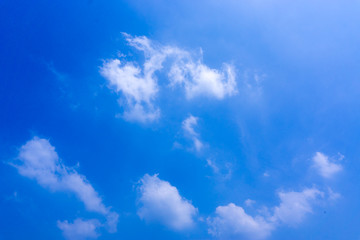 Obraz premium Clear blue sky with white cloud background in the morning. Good weather background.