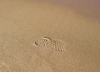 Fototapeta na wymiar Fußabdruck auf Sandstrand