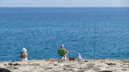 Mariito e moglie come due pescatori felici sulla costa mediterranea. Sud Italia