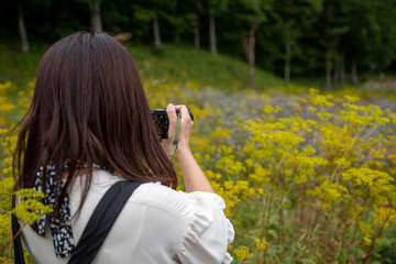 花を撮影する女性