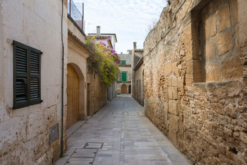 Obraz premium narrow street of Alcudia on the island of Mallorca